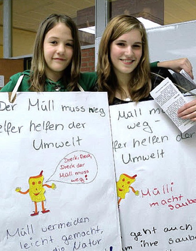 Sabrina Eschbach (links) und Janin Eng...gekrnten Schulprojekt zum Thema Mll.  | Foto: Kirsten Lux