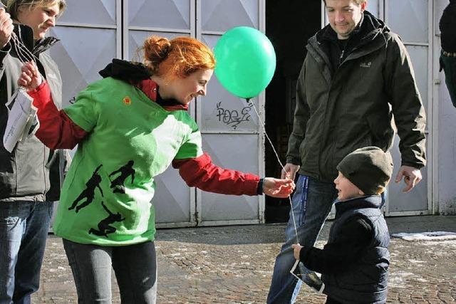 Mit Luftballons fr den Umweltschutz
