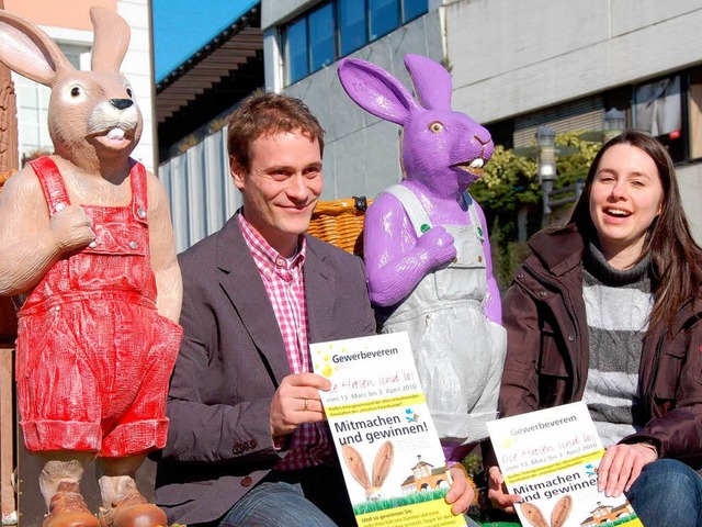 Marcel Jundt und Constanze Kammel prsentieren die Osteraktion  | Foto: Sylvia-Karina Jahn