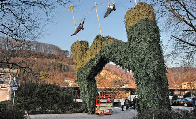 Der in Schieflage befindliche Schwibbogen an der Hochrheinhalle in Wyhlen.   | Foto: Heinz Vollmar