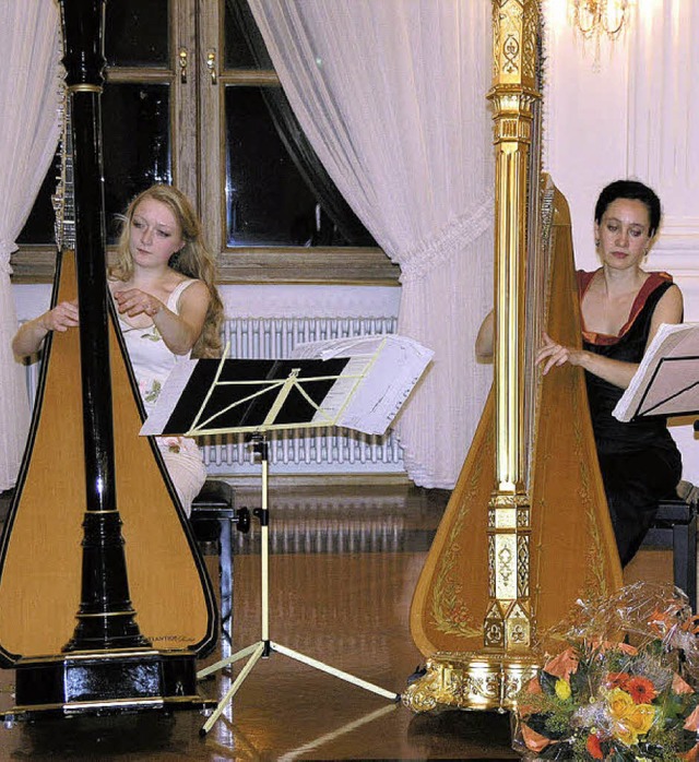 Florence Sitruk (rechts) und Agne Kebl...me Musikerinnen an der Harfe ausmacht.  | Foto: Margrit Matyscak