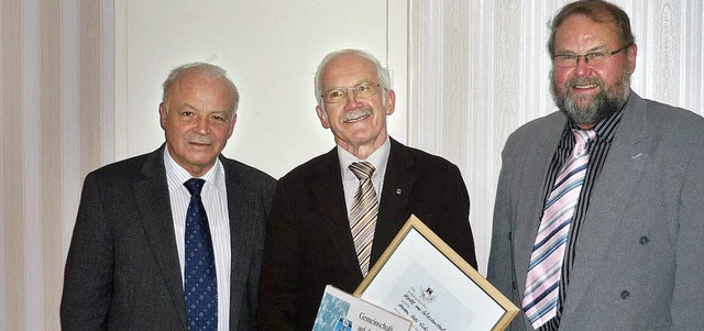Jubilar Uli Schmitt (in der Mitte) mit...nd dem Vorsitzenden Dieter Stterlin.   | Foto: Wolfgang Grether