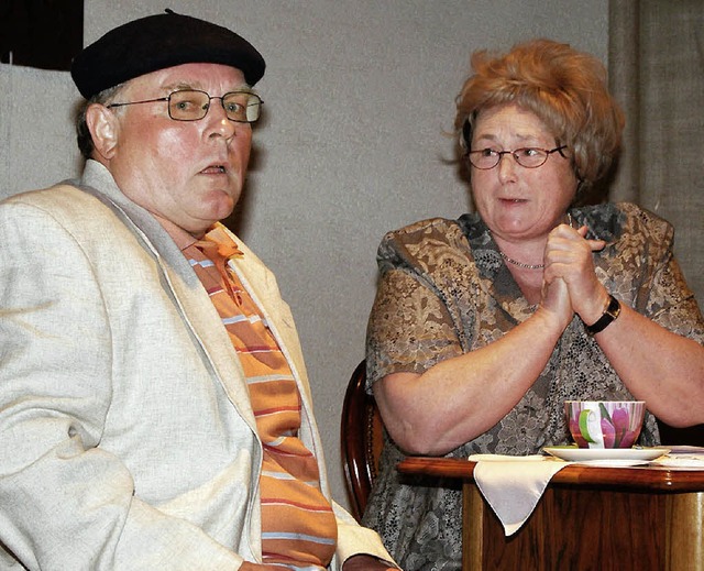 Robert Zoller und Gertrud Krebs unterh...zenbesitzer und Heiratsvermittlerin.    | Foto: Boris Burkhardt