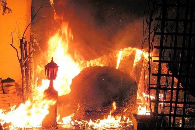 Gartenhütte geht in Flammen auf – Brandstiftung?