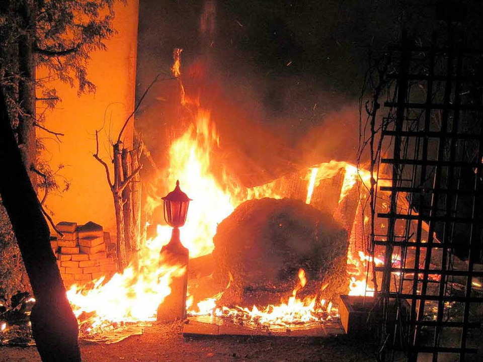 Lodernde Flammen in Mappach: Die Garte...1; wohl aber die Trafostation nebenan.  | Foto: Feuerwehr