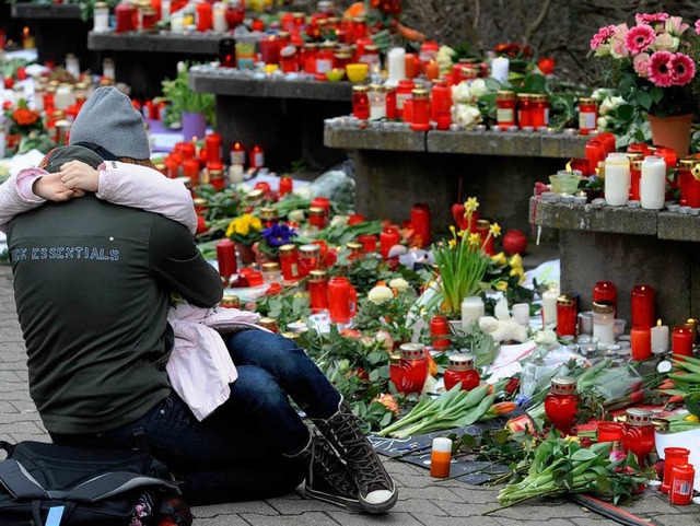 Trauer in Winnenden: Diese Aufnahme st...unden sind lngst noch nicht verheilt.  | Foto: dpa