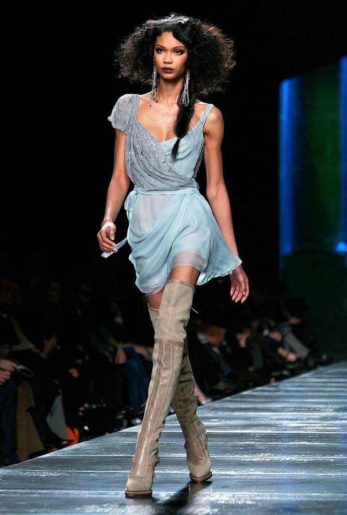Dnnes Kleidchen mit Overkneestiefeln von Dior