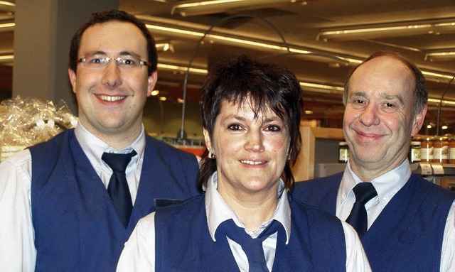 Die Inhaber Martin (links) und Michael Schmidt mit Marktleiterin Gabriele Maier   | Foto: ls