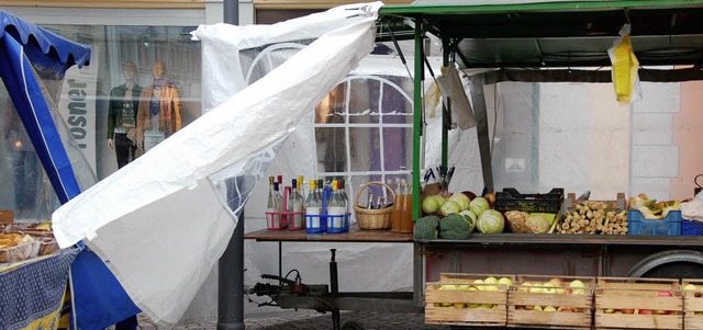 Wohl dem, der sich auf dem Markt mit Folie vor dem eisigen Wind schtzen kann  | Foto: Sylvia-Karina Jahn