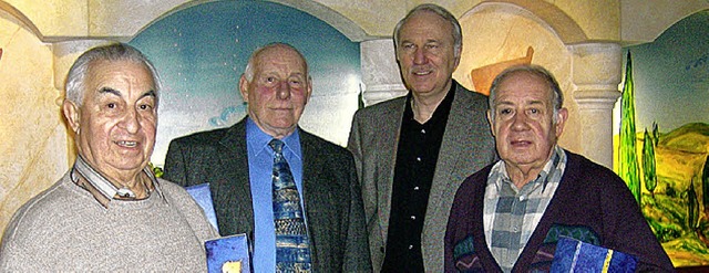 Ehrungen  (von links): Alois Obert, Vo...t Reiner Anstett und   Herbert Bader.   | Foto: BZ