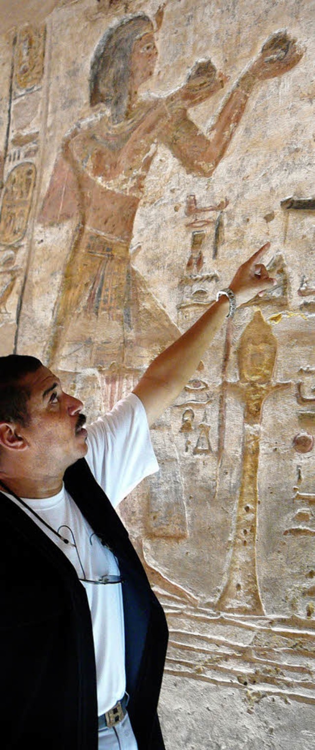 Kundig:  Touristenfhrer Mohamad erlu...ouristen die Bilder und Hieroglyphen.   | Foto: dpa