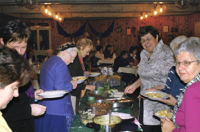 Nach dem Beten kommt das  Essen: Lande...die Frauen fr den Abend vorbereitet.   | Foto: Christine Speckner