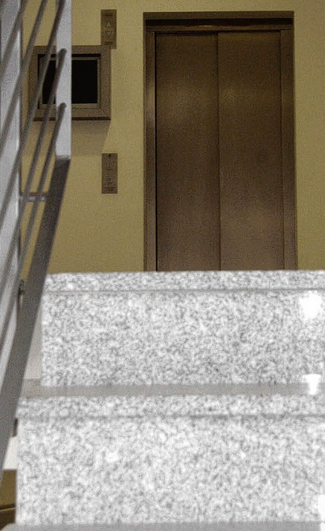 Vorsicht Stufe: Nicht immer hilft der Aufzug weiter.   | Foto: Bhm-Jacob