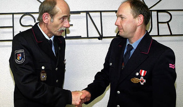 Hildolf Schwald (links) gratuliert Hans Probst zum 25. Dienstjubilum.   | Foto: Cremer