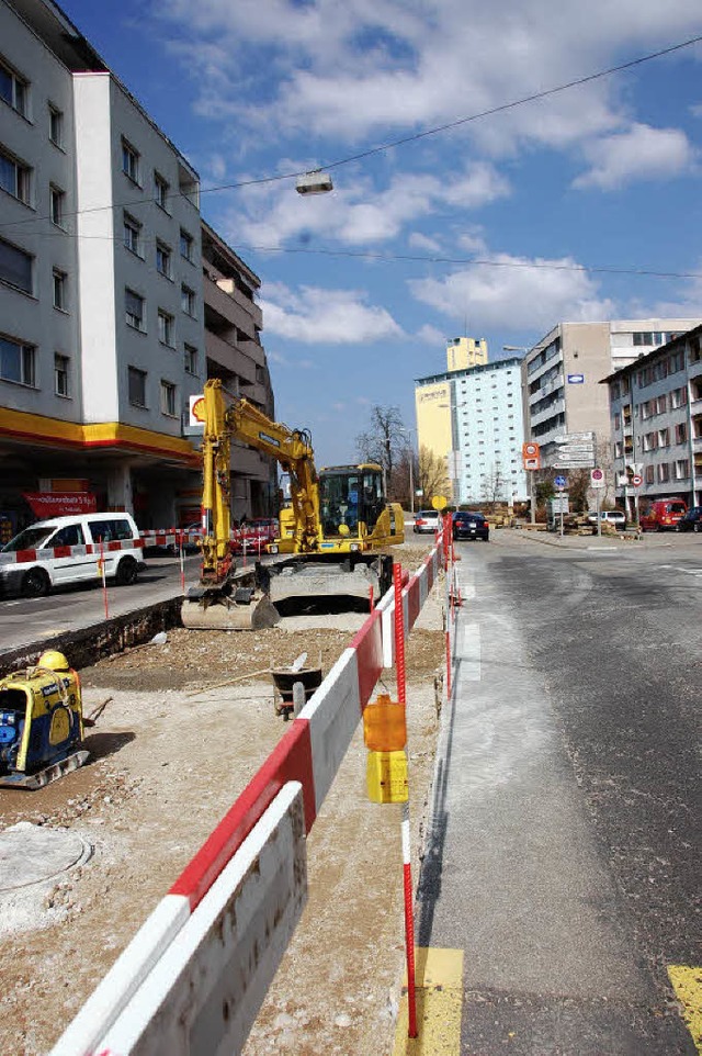 Das Bett fr die Gleise der Tramlinie ...cke zum Friedlinger Zoll, angelangt.   | Foto: Herbert Frey