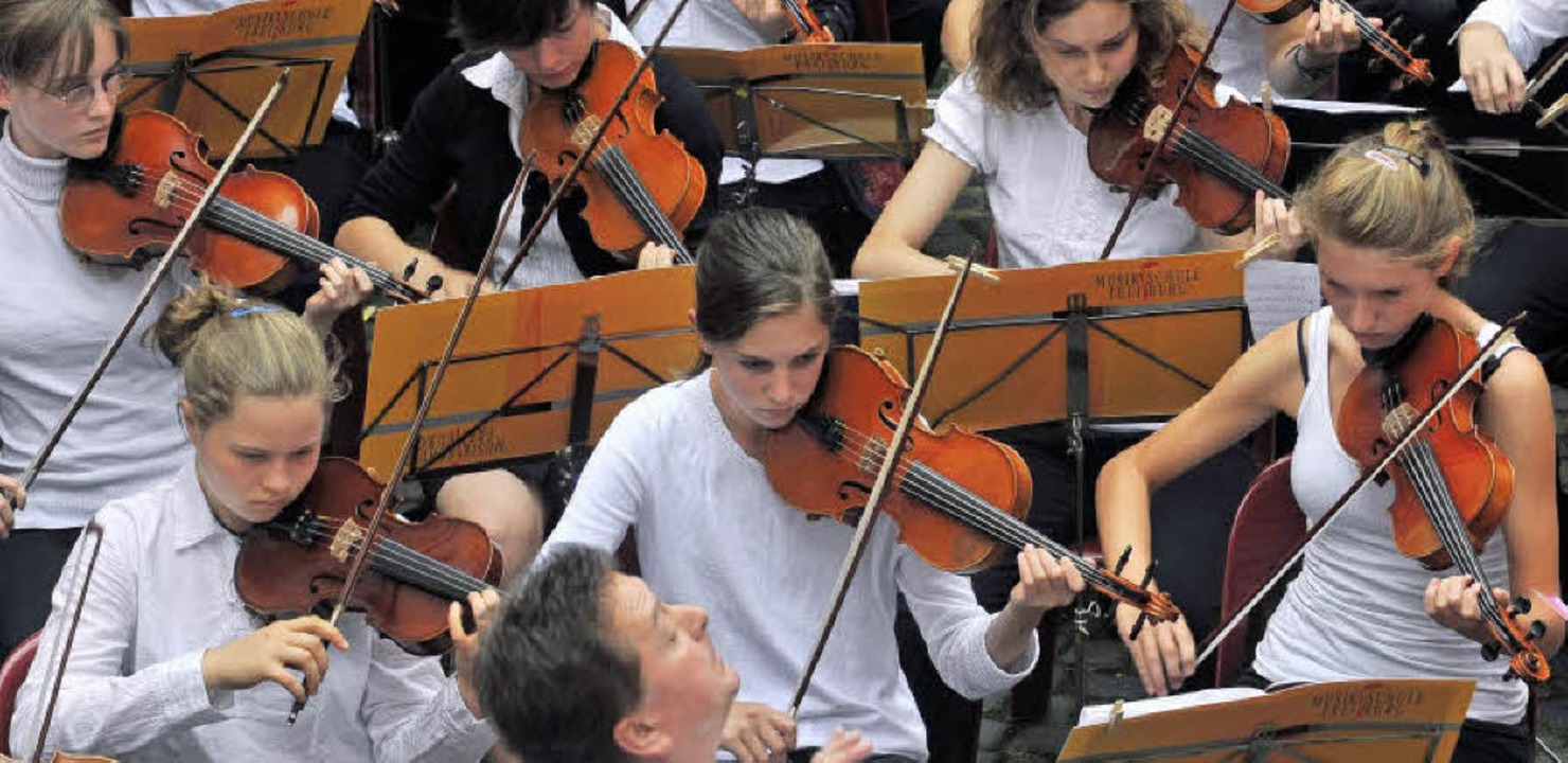 Musikschüler bespielen die Stadt &#821... beim &#8222;klingenden Rathaus&#8220;  | Foto: Michael Bamberger