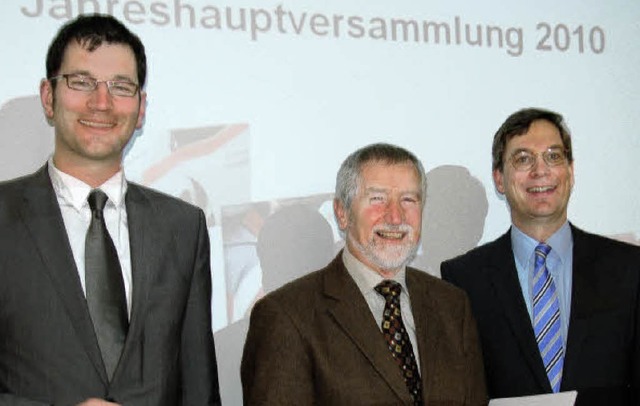 Geehrt fr 25 Jahre als DRK-Vorsitzend...rechts) und Brgermeister Lars Brgner  | Foto: piz