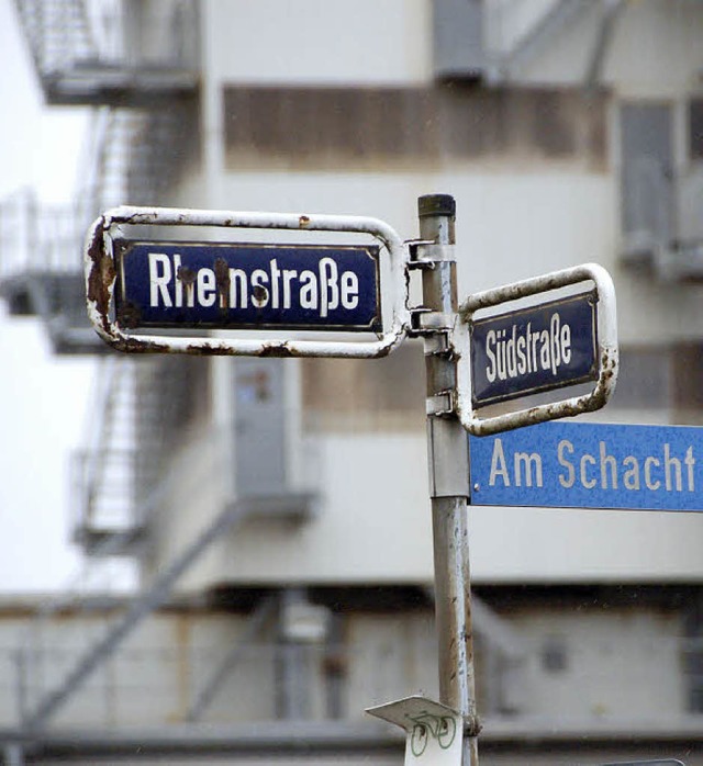 Straenschilder: Im Hintergrund ist das Asphaltmischwerk.   | Foto: Dorweiler