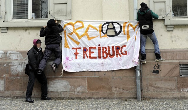 Schattenparker bringen am Gerichtsgebude ein Protesttransparent an.   | Foto: Ingo SChneider