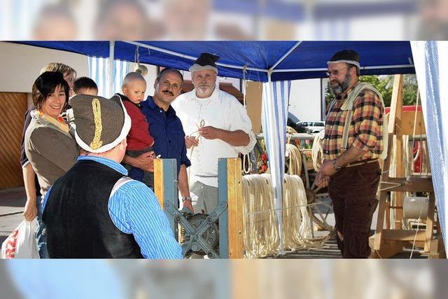 Bruuchtumsverein bindet Garben frs Hebelfest