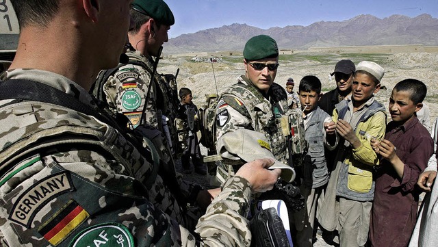 Bundeswehr-Soldaten  verteilen whrend...rdlich von Kabul Geschenke an Kinder.  | Foto: ddp