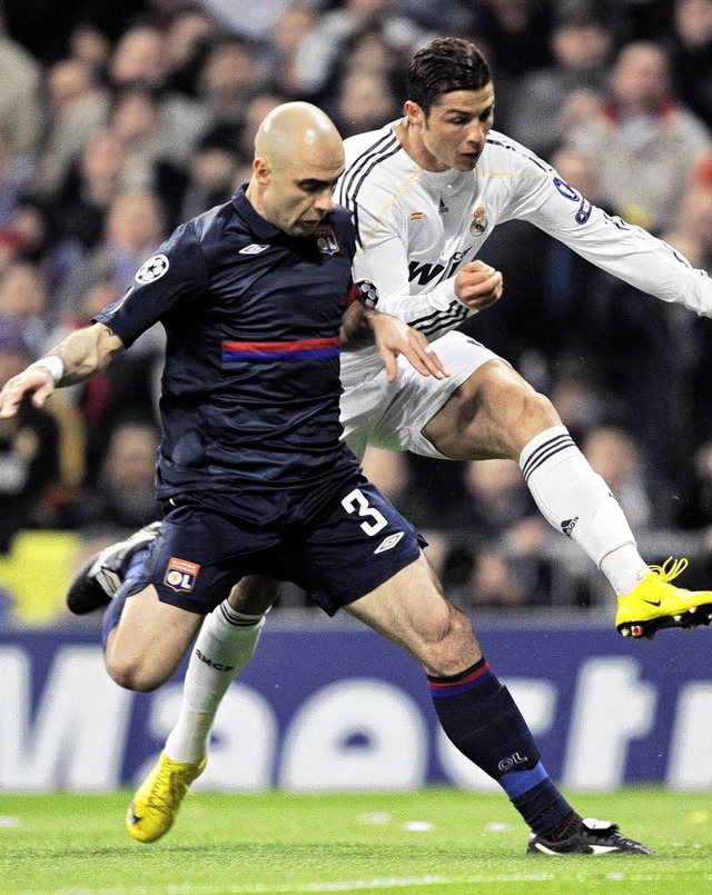 Cristiano Ronaldo (rechts), Torschtze...on Olympique Lyon, Cristiano Marques.   | Foto: afp