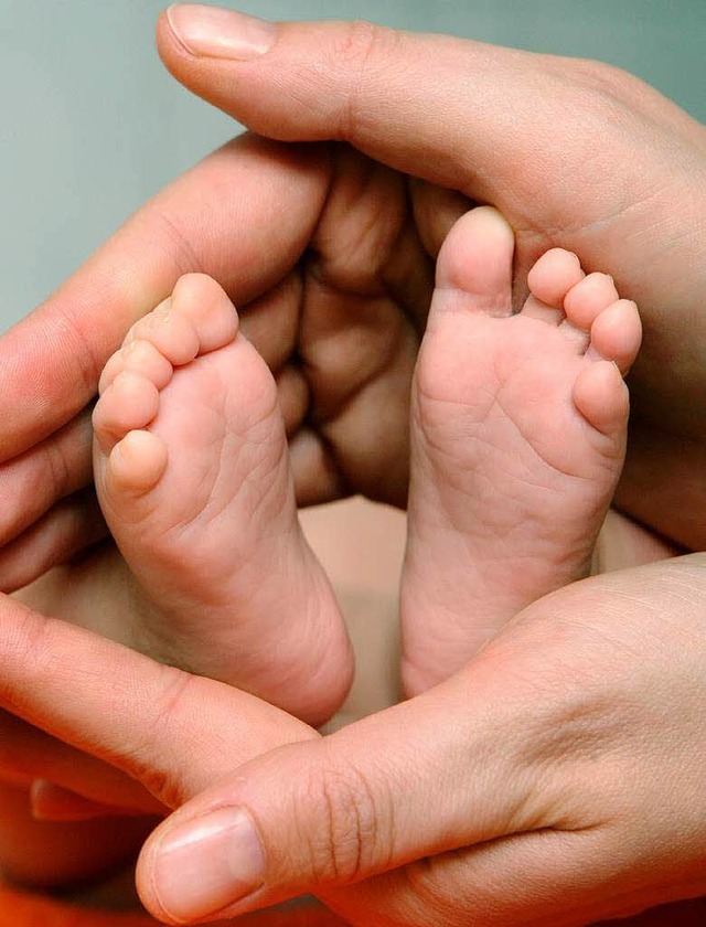 Hand und Fu haben alle Babys &#8211; ob von ledigen oder verheirateten Eltern.  | Foto: dpa