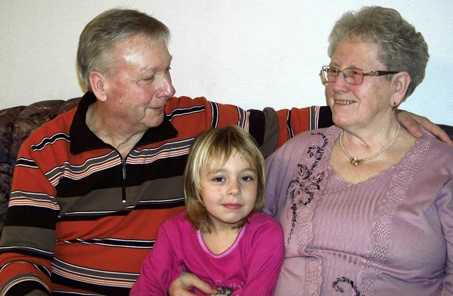 Ein ertragreiches Eheleben: Hans-Peter und Erika Gnther mit Enkelin Fiona   | Foto: Karin Heinze