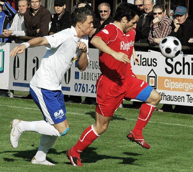 Am Ball selten allein: Achim Thoma im ...SC (links) und dem des FC Btzingen...  | Foto: Claus Zimmermann
