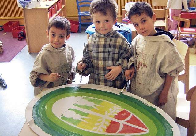 Kinder im KIndergarten bemalen groe Ostereier  | Foto: Privat