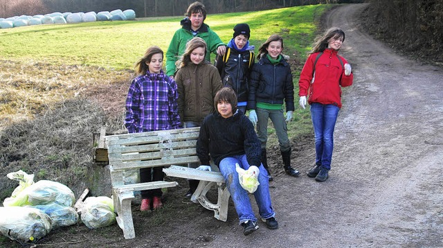 Nicht nur Kleinmll, sondern sogar ein...n die Schler im Rckhaltebecken weg.   | Foto: schule