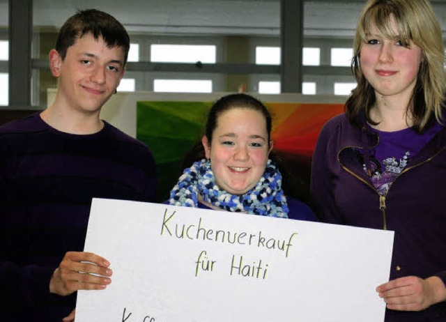 Das Schild fr den Kuchenverkauf haben... Jana Kaiser (von links) schon fertig.  | Foto: Daniela Jarusel