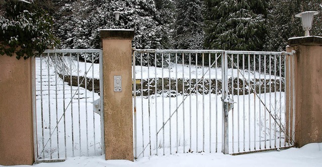 Hinter dem Tor des Sanatoriums Rheingo... Sanierung  acht Wohnungen entstehen.   | Foto: Umiger