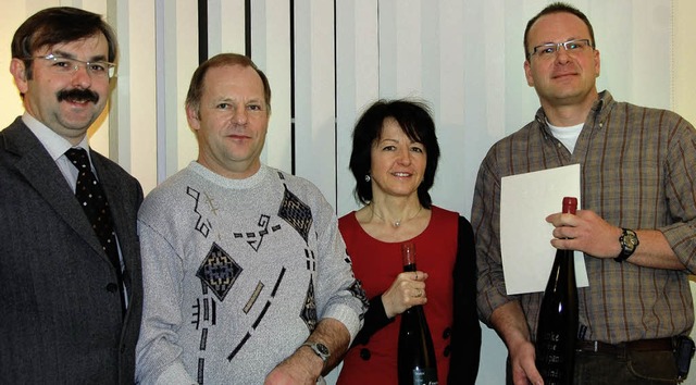 Brgermeister Michael Herr dankte  Han...ann (von links) fr ihre Blutspenden.   | Foto: FREY