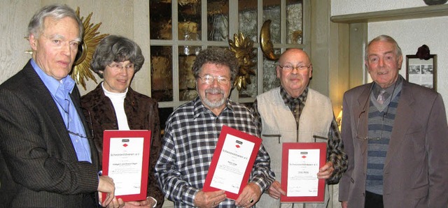 Treue Mitglieder beim Schwarzwaldverei...Jahre) und Dieter Mller (60 Jahre ).   | Foto: Viktor Nitschmann