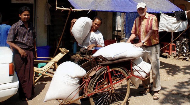 Reinhard Jaksch beim Kauf von Reis fr...erteilte Schulsachen an einer Schule.   | Foto: Privat