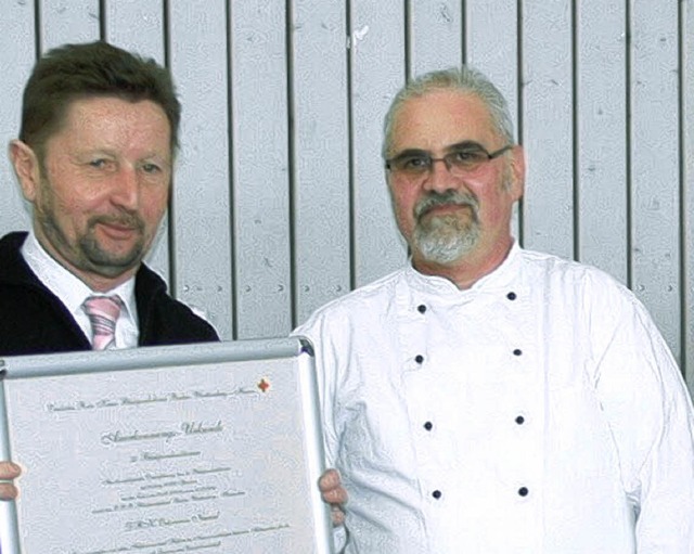 Hans Rei (links) berreicht an den Or...itzenden Jrgen Morbacher die Urkunde.  | Foto: d. fink