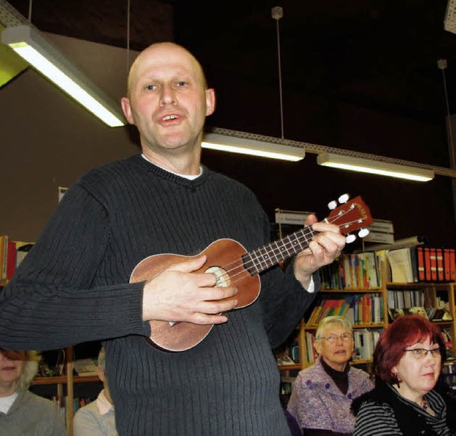 Federleicht und zum Abheben waren die ...fgang Knzel spielte auf der Ukulele.   | Foto: Monika Weber