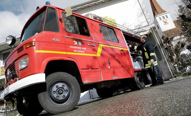 Ein Oldtimer, aber noch nicht reif fr...oggerst kmmert sich um das Fahrzeug.   | Foto: archivfoto: breithaupt