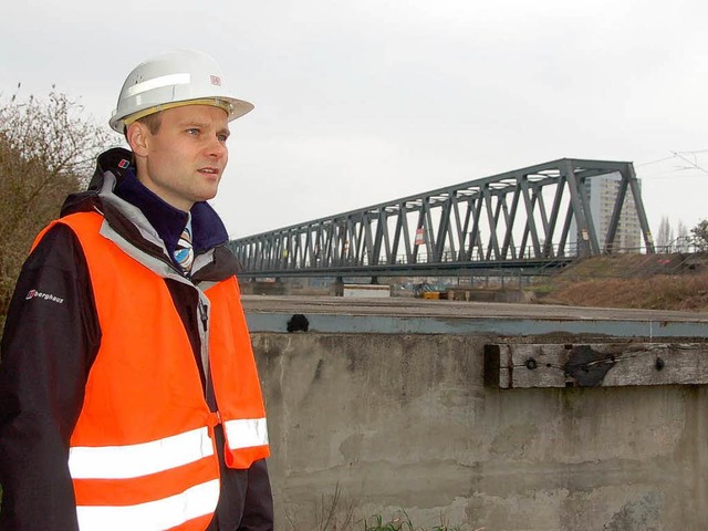 Projektleiter Nicholas Statkiewicz vor...ahnbrcke, die 2010 ausgemustert wird.  | Foto: hr