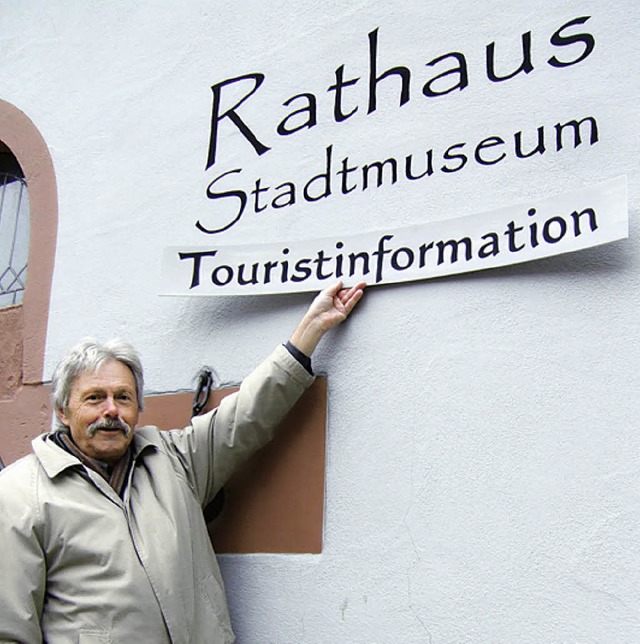 Wie Stadtrat Volker Siehr demonstriert...m roten &#8222;i&#8220; in der Mitte.   | Foto: Susanne Mller