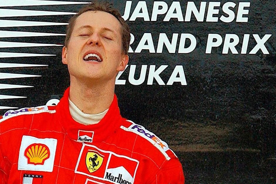 Geschafft: Der zweite WM-Titel mit Ferrari und der vierte insgesamt erreichte Schumacher am 14. Oktober 2001 in Suzuka (Japan). (Foto: Oliver Multhaup) Geschafft: Der zweite WM-Titel mit Ferrari und der vierte insgesamt erreichte Schumacher am 14. Oktober 2001 in Suzuka (Japan). (Foto: Oliver Multhaup)