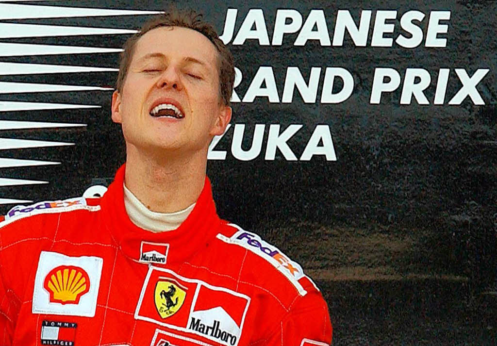 Geschafft: Der zweite WM-Titel mit Ferrari und der vierte insgesamt erreichte Schumacher am 14. Oktober 2001 in Suzuka (Japan).
