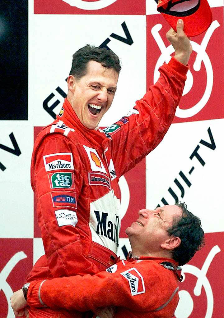Der vierte WM-Titel in Folge: Schumacher feiert mit Ferrari-Teamchef Jean Todt  am 12. Oktober 2003 in Suzuka (Japan).