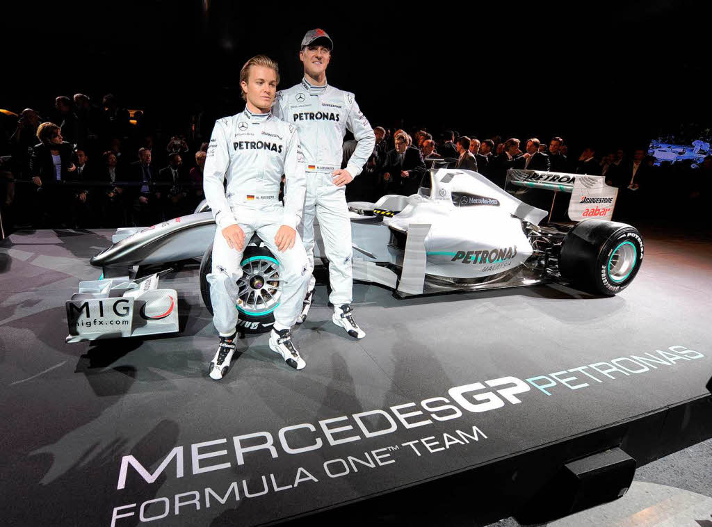 ...der zweite Comeback-Versuch klappte: Schumacher (rechts) fhrt zusammen mit Nico Rossberg fr Mercedes GP Petronas.