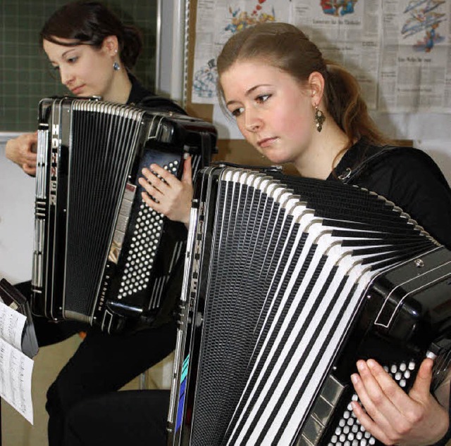 Voll konzentriert: Akkordeonspielerinn... der Handharmonikavereine in Umkirch.   | Foto: barbara schmidt