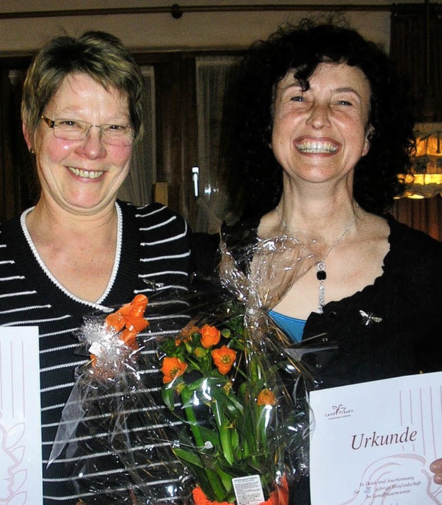 Maria Schmidle (links) und Elke Trndl...ch ber Glckwnsche zum 25-Jhrigen.   | Foto: Christiane Sahli