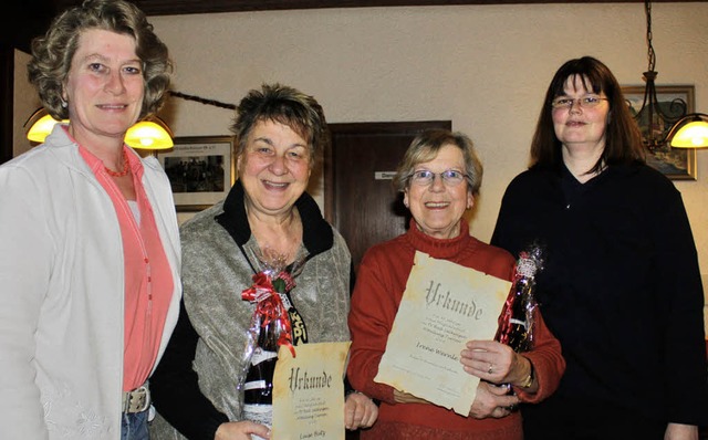 Treue Turnerinnen: Luise Butz und Iren...inks) und Helga Werdehausen (rechts).   | Foto: sandra von appen