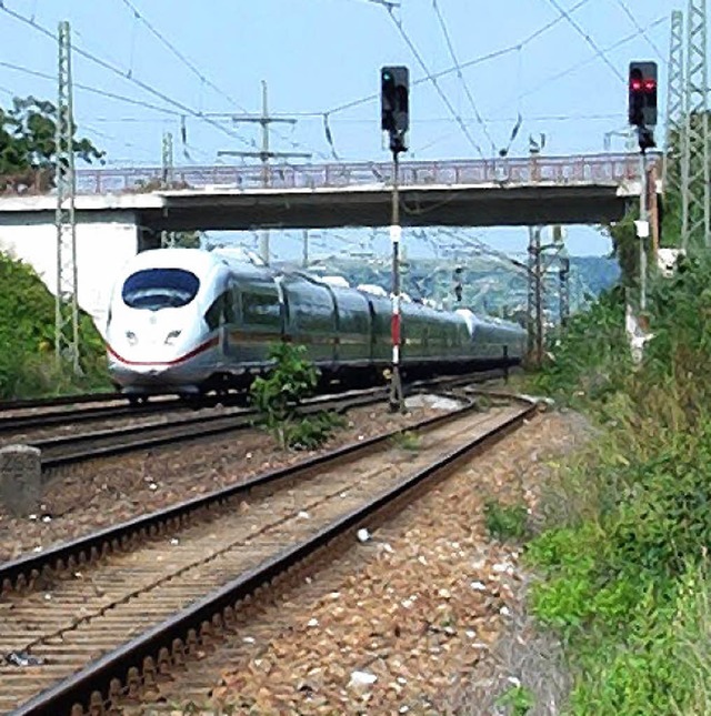 An der Festhallenbrcke kauft die Bahn nun Land auf.   | Foto: Frey