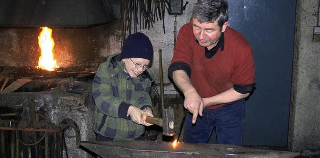 Amboss statt Schulbank: Oskar Kopf (rechts) unterrichtet.   | Foto: BZ